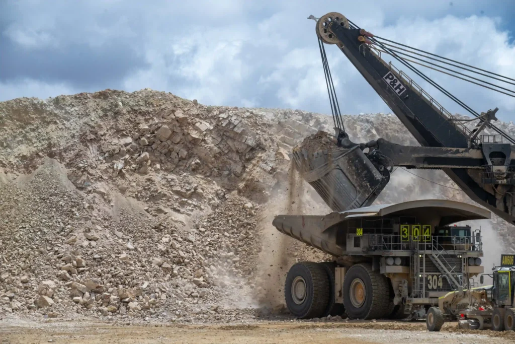 Lundin Mining: escavadeira carrega caminhão com minério