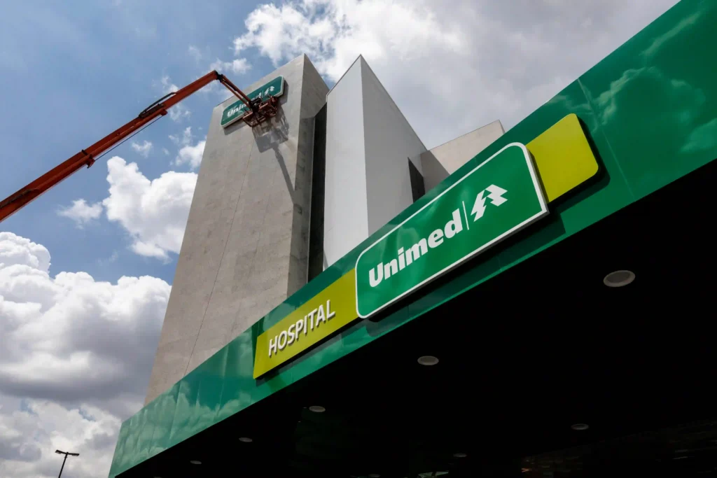 Unimed: fachada do Hospital Unimed com letreiro verde