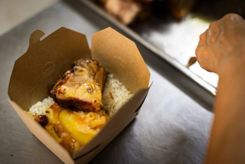 Ação da Cidadania, Natal Sem Fome: marmita com refeição pronta para distribuição