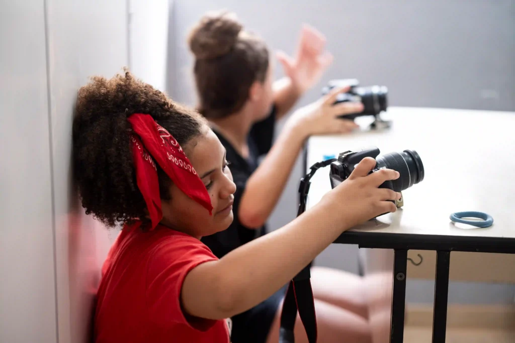 GCriva: menina com lenço vermelho fotografa em sala