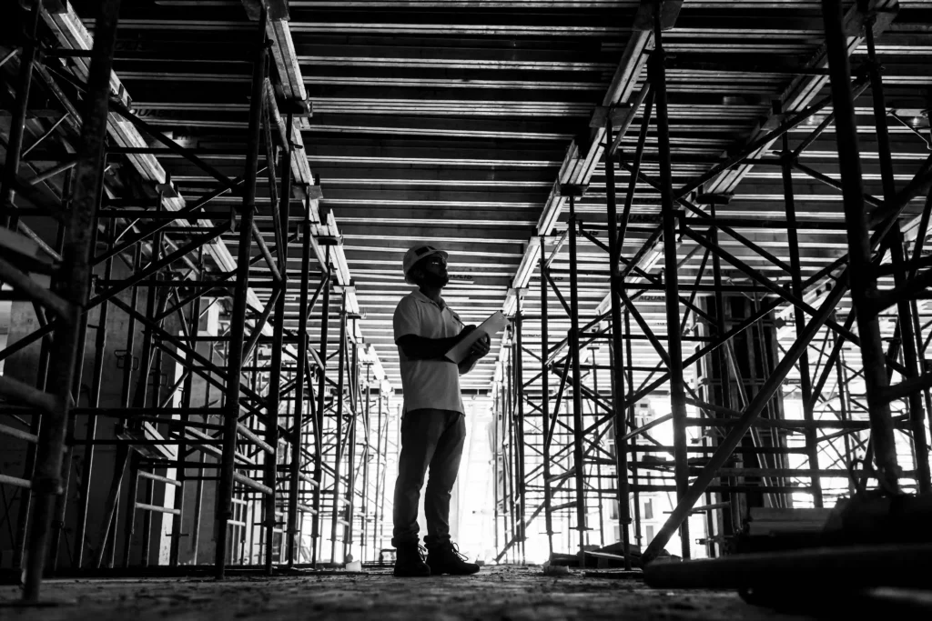 Relatório MRV&CO: engenheiro em meio a escoras de obra