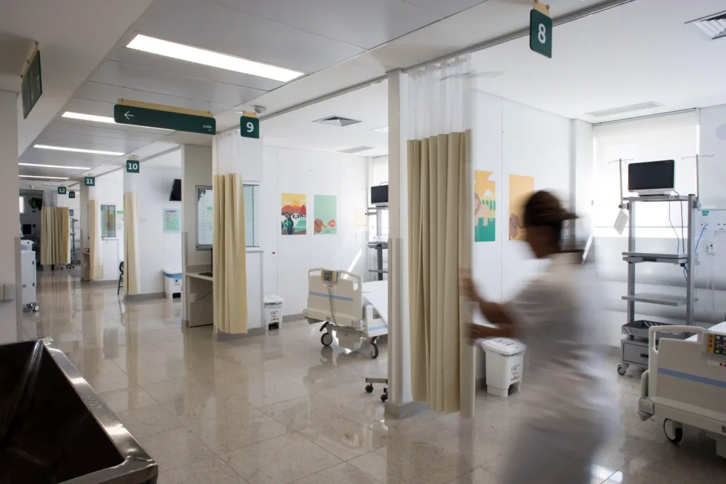Unimed: profissional de saúde caminha em corredor de hospital