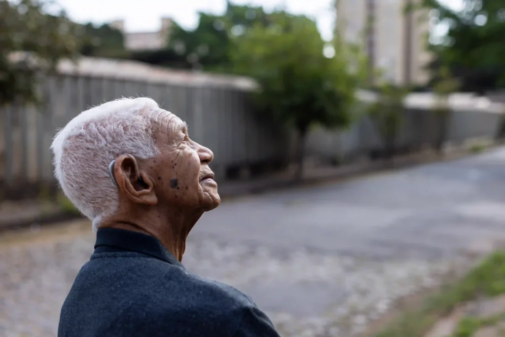 Centenários: perfil de senhor centenário de cabelos brancos olhando para o céu