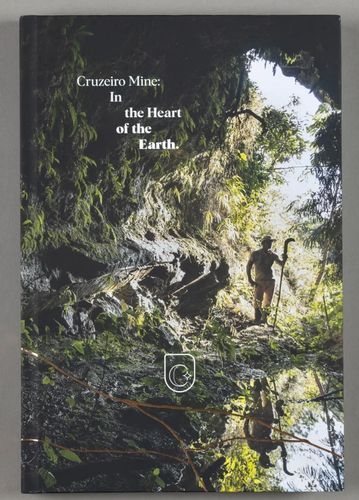 Livro Cruzeiro Mine: In the Heart of the Earth, capa com entrada de mina na mata