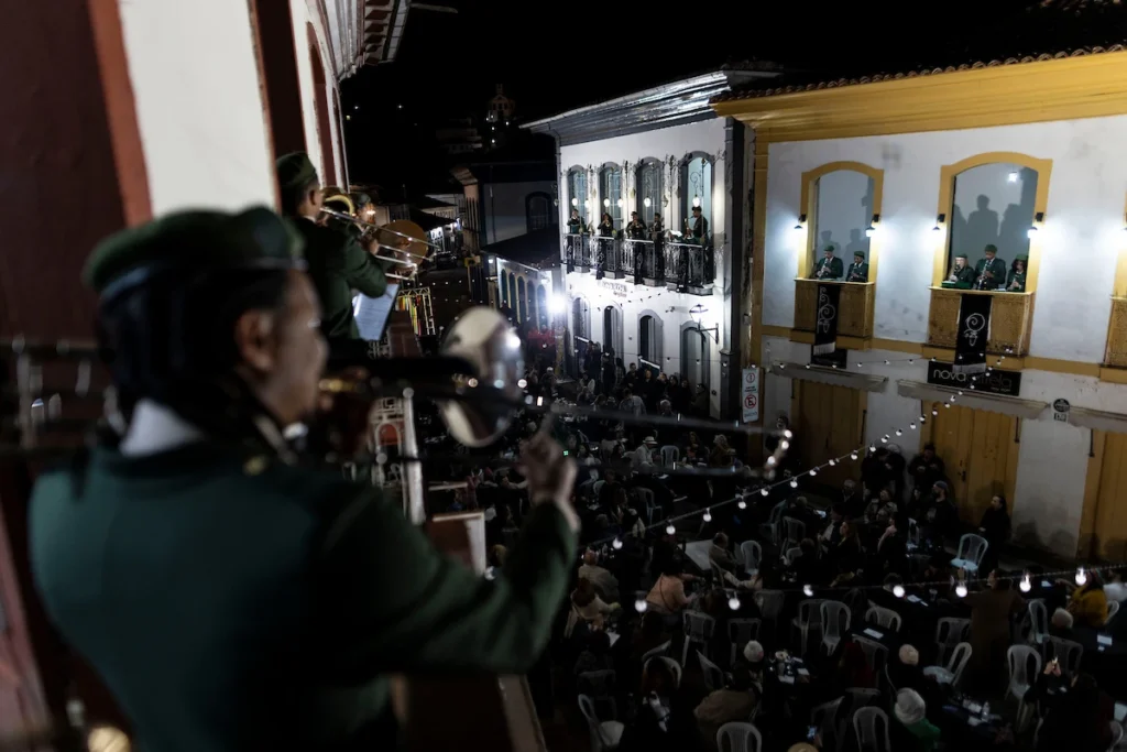 Sebrae Origem e Experiências Turísticas: músico toca da sacada de casarão colonial para o público na rua