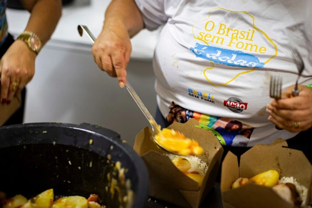 Ação da Cidadania, Natal Sem Fome: voluntária serve comida em marmitas