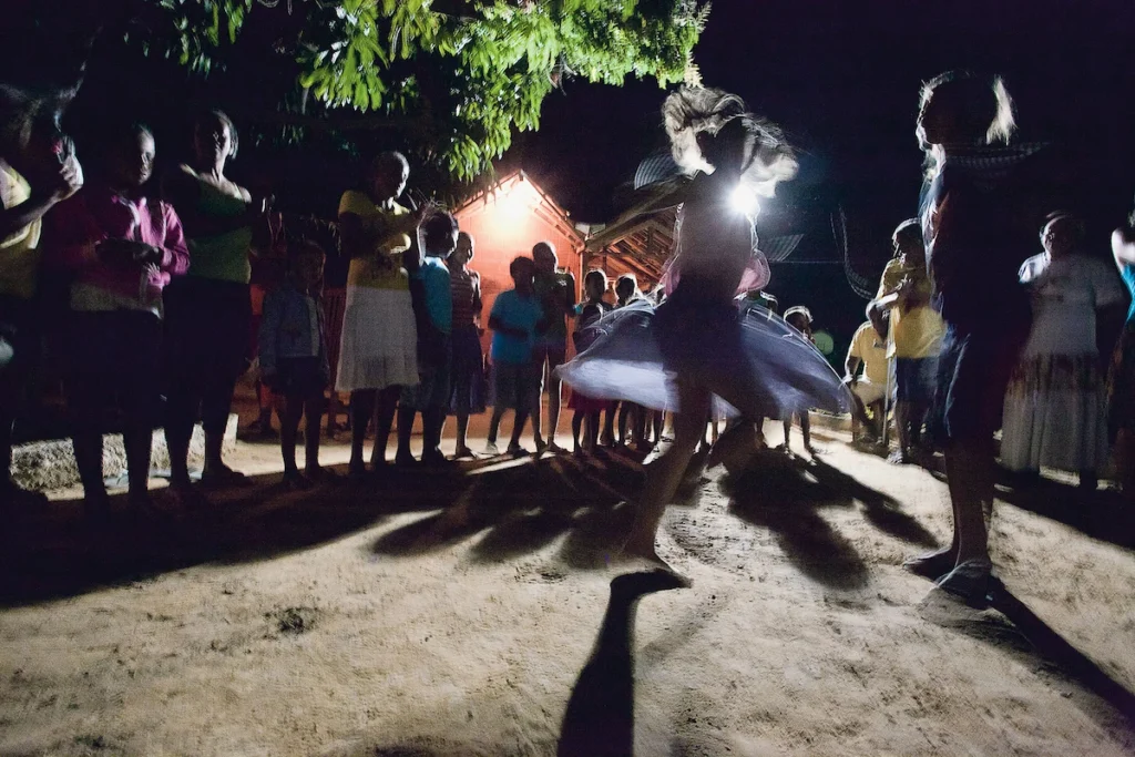 Os Chicos: festa popular noturna com dança de roda em terreiro