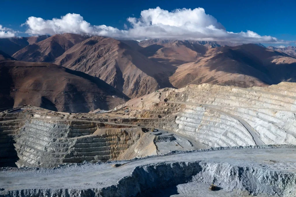 Lundin Mining: cava da mina a céu aberto entre montanhas