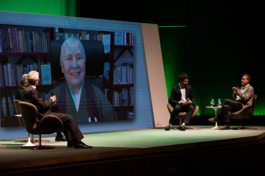 Unimed: debate no palco com participante em videochamada no telão