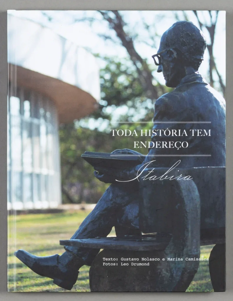 Livro Toda História Tem Endereço: Itabira, capa com escultura de Drummond