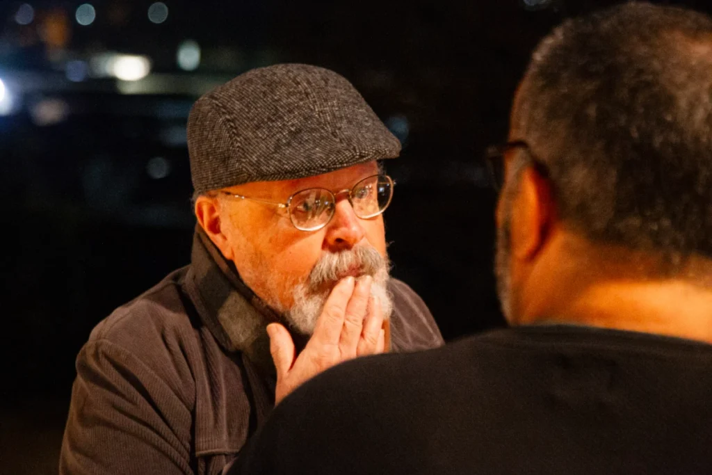 Exibição de Tempo Vário em Mariana: senhor de boina conversa emocionado