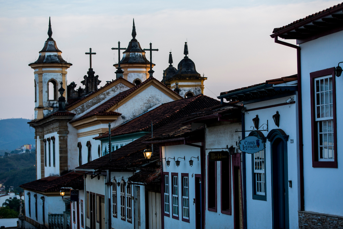 Recordare: rua de casario colonial com igreja ao fundo em Mariana (MG)