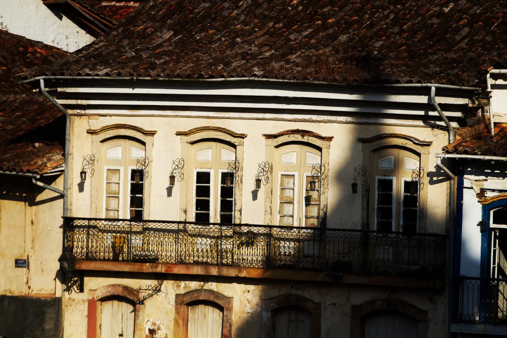 Recordare: fachada de casarão colonial com sacada de ferro em Ouro Preto (MG)