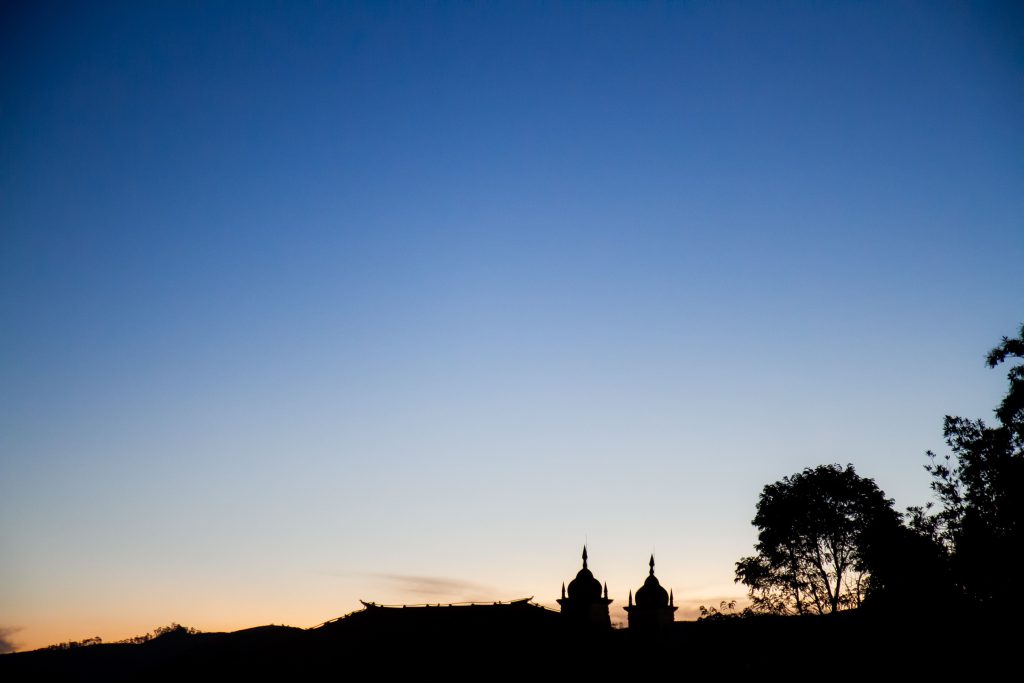 Recordare: silhueta das torres de igrejas de Ouro Preto (MG) contra o céu ao entardecer