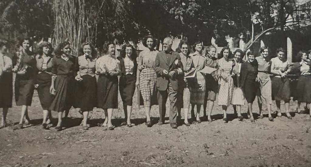 Recordare: foto histórica em preto e branco de Guignard caminhando com um grupo de alunas