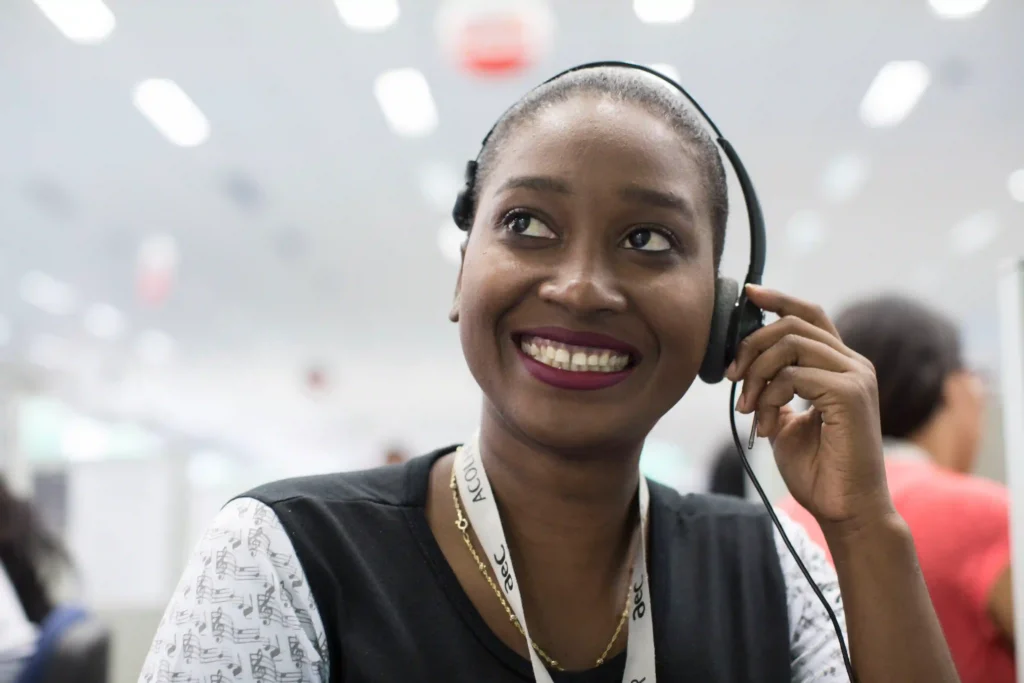 AEC: atendente sorridente com headset