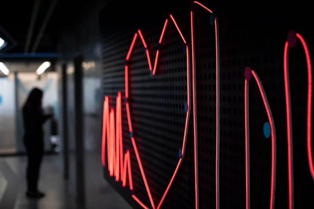 AEC: letreiro neon vermelho em formato de coração