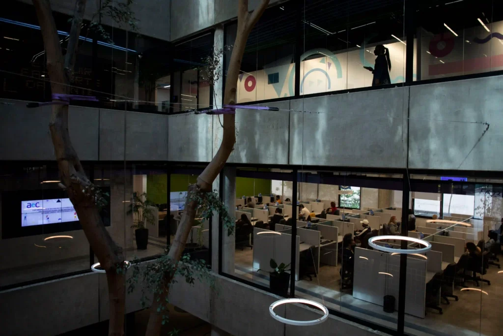 AEC: andares da central de atendimento vistos através de vidro