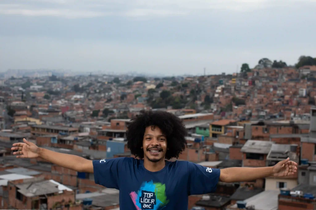 AEC: colaborador de braços abertos diante da comunidade