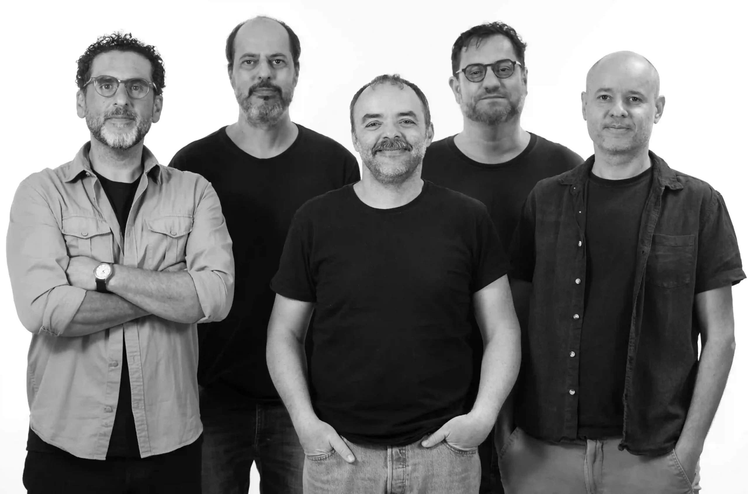 Equipe da NITRO Histórias Visuais: cinco sócios posando juntos em retrato preto e branco