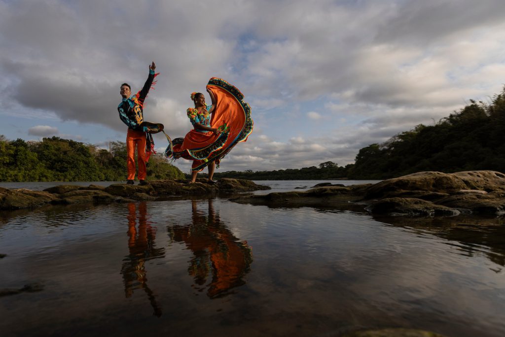 Cerrado: a raiz do Brasil: casal do grupo Flor Ribeirinha dança sobre pedras à beira do rio em Cuiabá (MT)