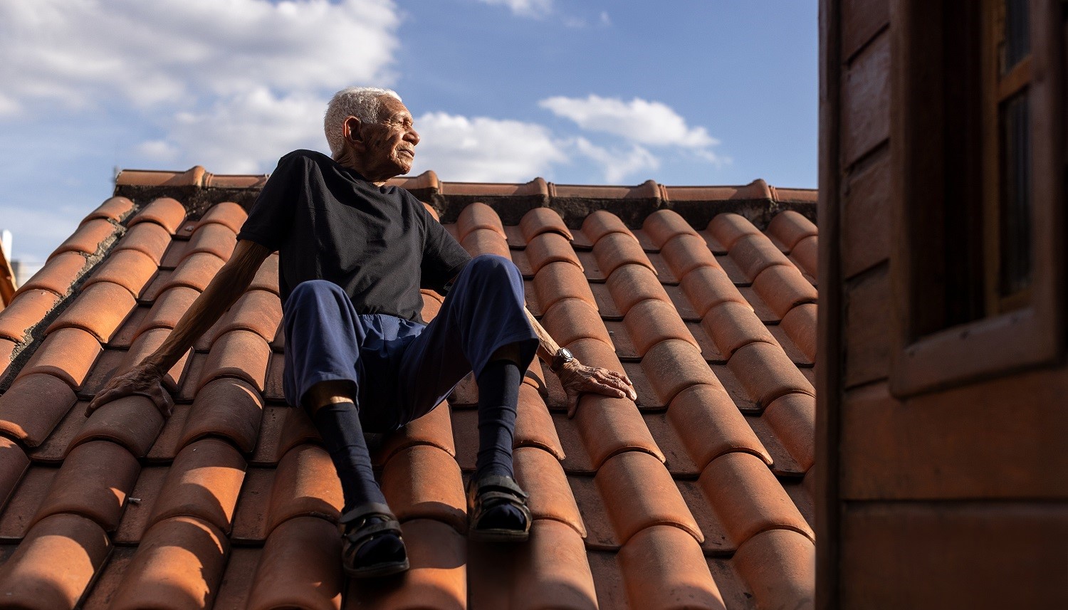 Centenários: Dudu, de 102 anos, sentado no telhado de sua casa em Belo Horizonte
